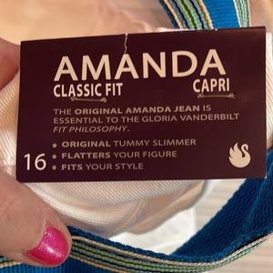 NWT GV 16 White Capri w Belt